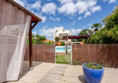 Patio avec piscine et jacuzzi à Montpellier - Lavèrune - Accès piscine sécurisé pour les enfants