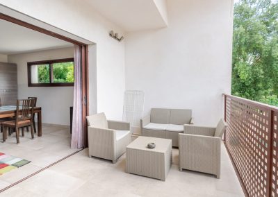 Appartement avec vue piscine - Location appartement de vacances à Lavèrune proche de Montpellier - Terrasse avec salon de jardin