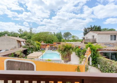 Appartement avec vue piscine - Location appartement de vacances à Lavèrune proche de Montpellier - Vue sur la piscine du patio depuis la terrasse