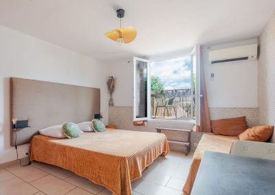 Le Peyrou chambre d'hôtes avec patio à Lavèrune - Montpellier - Chambre équipée avec climatisation et terrasse