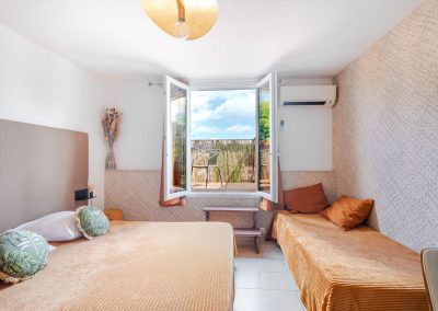 Le Peyrou chambre d'hôtes avec patio à Lavèrune - Montpellier - Chambre avec lit double et lit d'appoint
