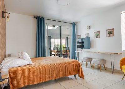 Gîte avec piscine et jacuzzi "Maguelone" - Gites à Lavèrune proche de Montpellier - Chambre avec lit double