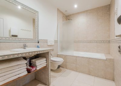 Gîte avec piscine et jacuzzi "Maguelone" - Gites à Lavèrune proche de Montpellier - Salle de bain tout confort