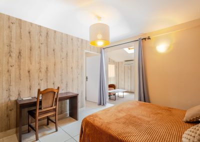 Gîte à la campagne à Lavèrune proche de Montpellier - Chambre avec lit double donnant accès à la salle à manger et cuisine