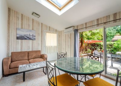 Gîte à la campagne à Lavèrune proche de Montpellier - Salle à manger donnant accès à la terrasse extérieure