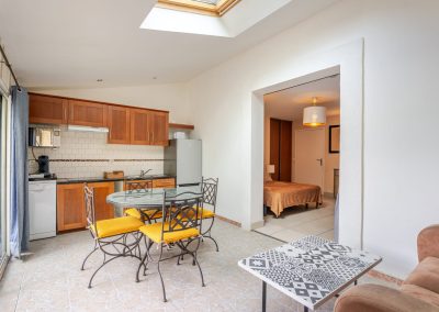 Gîte à la campagne à Lavèrune proche de Montpellier - Salle à manger et cuisine, accès vers les chambres