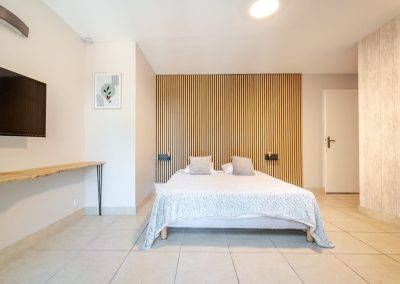 Gîte de charme à Lavèrune proche de Montpellier - Chambre spacieuse avec accès à la salle de bain
