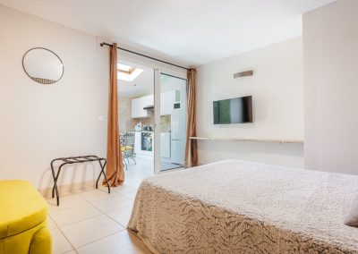 Gîte de charme à Lavèrune proche de Montpellier - Chambre accès à la salle à manger et cuisine