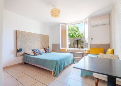 La Canourgue chambre d'hôtes à Lavèrune - Montpellier - Grande chambre avec terrasse et climatisation