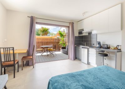 Location appartement T1 avec terrasse studio de vacances à Montpellier - Grande chambre et cuisine équipée, accès sur la terrasse