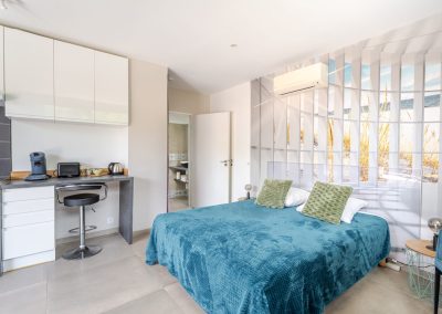 Location appartement T1 avec terrasse studio de vacances à Montpellier - Chambre avec lit double et accès à la salle de bain