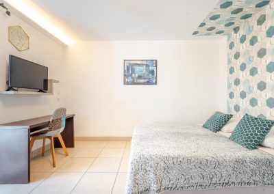 Gîte à Lavèrune proche de Montpellier dans l'Hérault - Grande chambre avec lit double et bureau