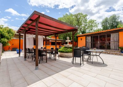 Le patio 34 à Lavèrune - Chambres d'hôtes proche de Montpellier - Terrasse extérieure avec pergola au bord de la piscine