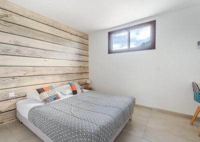 Appartement avec vue piscine - Location appartement de vacances à Lavèrune proche de Montpellier - Grande chambre avec lit double